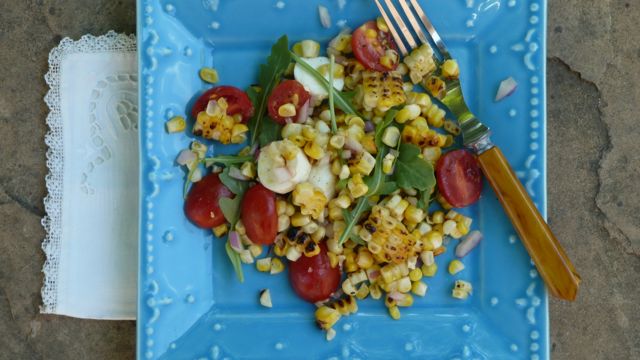 Grilled corn salad with tomatoes and basil